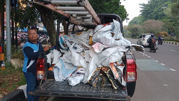 Tak Berizin, Ratusan Baliho Parpol-Caleg di Bogor Dibongkar Satpol PP (M Sholihin/detikcom)