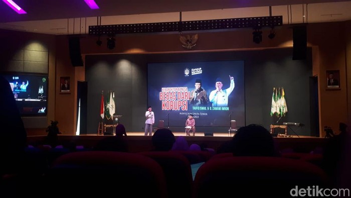 Hari ini menjadi hari yang istimewa bagi pencinta sastra di Surabaya. Dua penyair besar yaitu Taufiq Ismail dan D. Zawawi Imron tampil dalam satu acara.