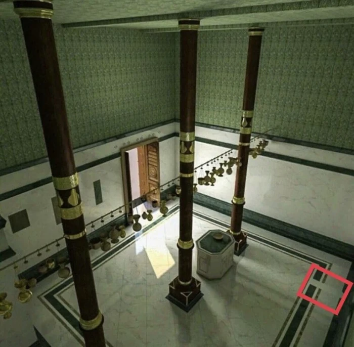 Tempat sholat Nabi SAW di dalam Ka'bah.