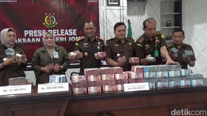 Tersangka korupsi pupuk bersubsidi di Jombang mengembalikan Rp 200 juta ke Kejari