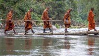 Sejumlah biksu yang mengikuti ritual Thudong menyeberangi Sungai Kaligarang untuk menuju ke Wihara 2500 Buddha Jayanti-Sima Sungai Kaligarang untuk menuju ke Wihara 2500 Buddha Jayanti-Sima di Bukit Kassapa Pudakpayung, Kota Semarang, Jawa Tengah, Senin (29/5/2023).