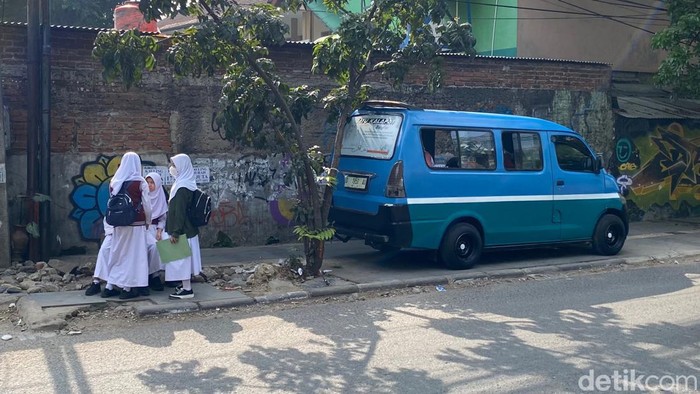 Trotoar di Buahbatu rusak dan jadi tempat ngetem angkot.