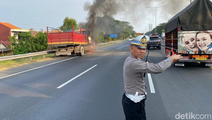 Truk terbakar
