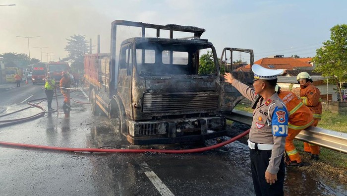 Truk terbakar di tol Perak-Satelit
