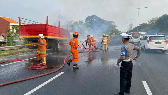 Truk terbakar di tol Perak-Satelit