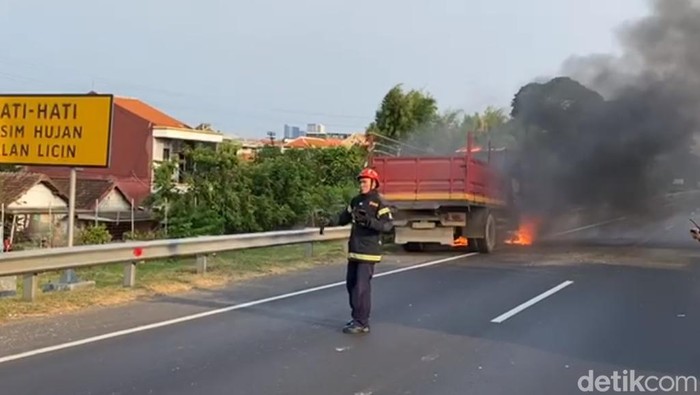 Truk terbakar