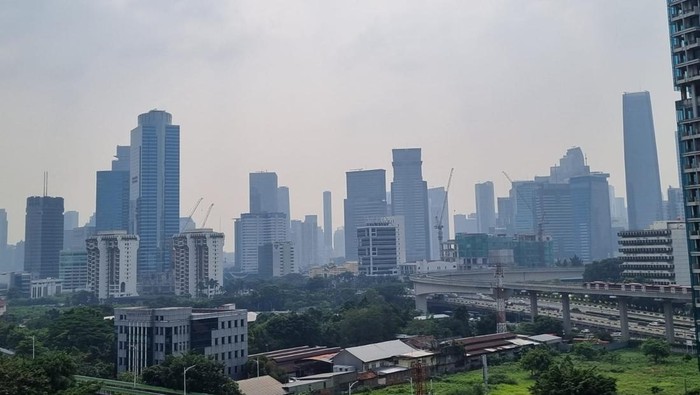 Udara Jakarta tampak berkabut pada Senin (29/5/2023)-(Haris/detikcom)