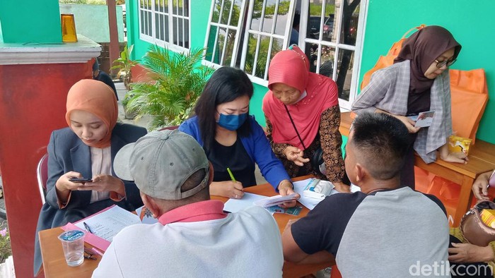 Warga menerima UGR tol Jogja-Solo di Desa Joton, Kecamatan Jogonalan.
