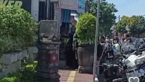 Tangkapan layar situasi di sekitar lokasi rumah yang hendak dibakar, Senin (29/5/2023).