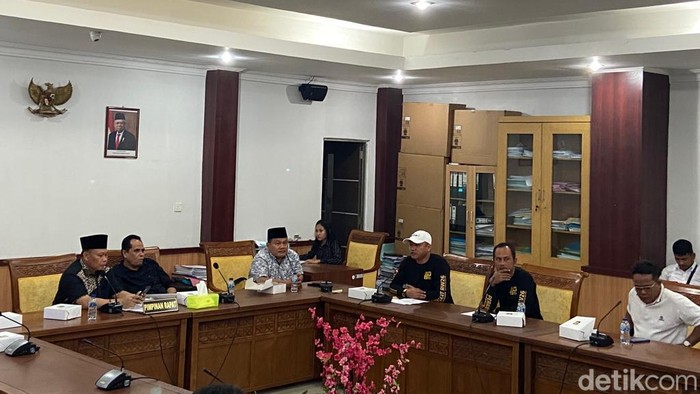 Warga Perumahan Buana Vista, Batam saat melakukan RDP di komisi III DPRD Batam terkait krisis air bersih di sana.