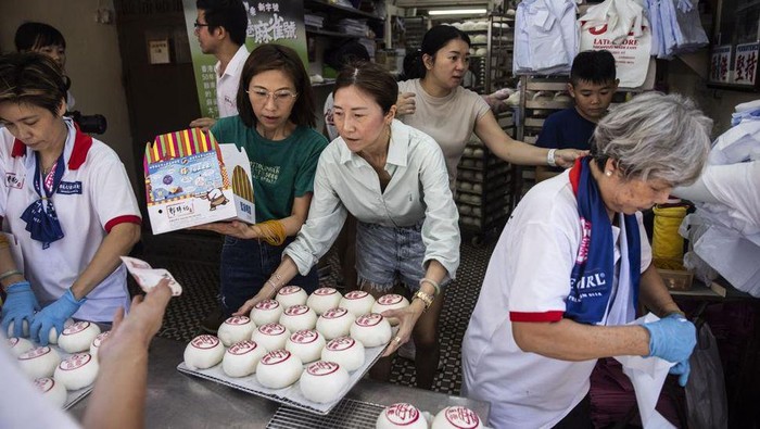 Wow, Warga Hong Kong Bikin Menara dari Bakpao Hong Kong kembali menggelar festival Bakpao atau Bun pada Jumat (26/5) setelah tiga tahun vakum karena pandemi Covid-19.