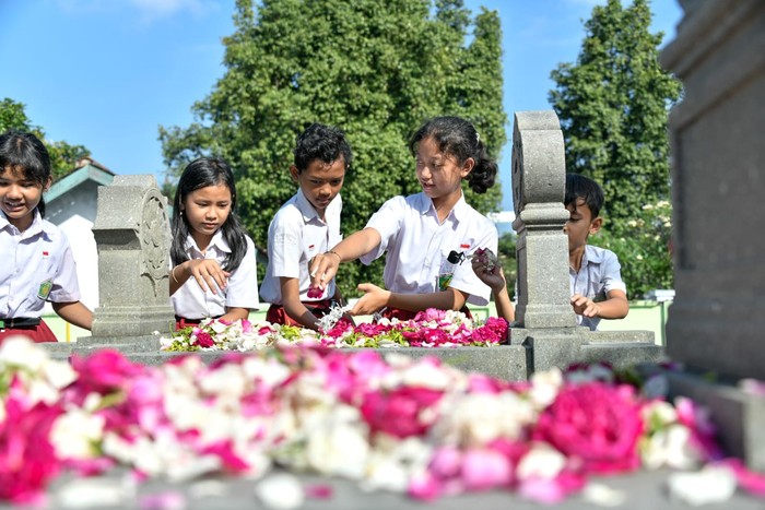 ZIarah ke makam Ki Hajar Dewantara ZIarah ke makam Ki Hajar Dewantara