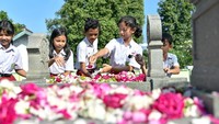 Siswa SD diajak ikut ziarah dan mengenal perjuangan Ki Hajar Dewantara bagi pendidikan anak-anak Indonesia lewat relief nisannya. Harapannya, para siswa sebagai generasi penerus bangsa kian semangat belajar. Foto: Kemendikbudristek