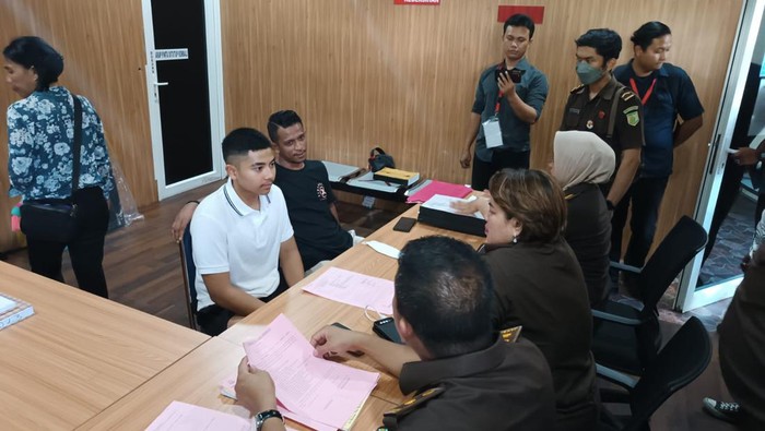 Aditya Hasibuan bersama kuasa hukumnya Ali Piliang saat dilimpahkan ke Kejari Medan. (Foto: Istimewa)