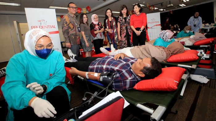 Maria Rosalinda, Chief Risk & Compliance Officer Prudential Indonesia, Karin Zulkarnaen, Chief Customer & Marketing Officer Prudential Indonesia, Novi Imelda, Chief Investment Officer Prudential Indonesia, R. Octdy Hendrawan Wulantara, Sales Director Eka Hospital Group, Roosmeiny Kartika, Head of Insurance Eka Hospital Group, dan Ivy Widjaja, Chief Partnership Distribution Officer Prudential Indonesia  memperhatikan kegiatan donor darah yang berlokasi di Prudential Centre, Mal Kota Kasablanka, Selasa (30/5/2023).
