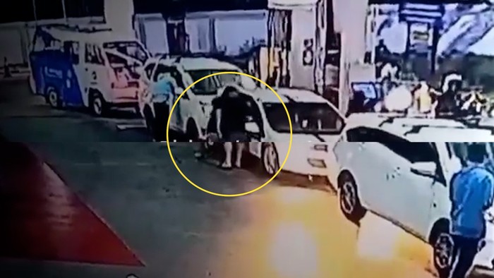 Aksi seorang pria viral setelah main pukul karena tak terima ditegur usai menyerobot antrean SPBU. Peristiwa ini terjadi ini Daan Mogot, Jakarta Barat.