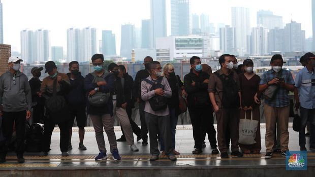 Aktifitas penumpang kereta di Stasiun Manggarai, Jakarta, Selasa, (30/5). (CNBC Indonesia/Muhammad Sabki)