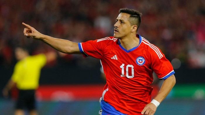SANTIAGO, CHILE - MARCH 27: Alexis Sanchez of Chile celebrates after scoring the second goal of his team during an international friendly match against Paraguay at Estadio Monumental David Arellano on March 27, 2023 in Santiago, Chile. (Photo by Marcelo Hernandez/Getty Images)