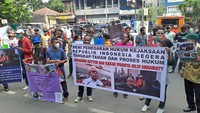 Aksi mereka menggeruduk gedung Kejagung untuk mempertanyakan sikap yang belum juga melakukan penangkapan dan penahanan terhadap Johanes Rettob yang telah ditetapkan sebagai terdakwa korupsi senilai Rp43 miliar untuk pengadaan dan operasional helikopter serta pesawat milik Pemkab Papua. 