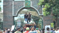 Sekelompok massa mengatasnamakan Aliansi Masyarakat dan Mahasiswa Orang Asli Papua (OAP) Anti Korupsi menggeruduk gedung Kejaksaan Agung (Kejagung) RI di kawasan Kebayoran Baru, Jakarta Selatan, Selasa (30/5/2023). 