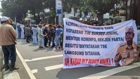 Koordinator aksi Alfred Pabika juga mempertanyakan sikap Kejati Papua yang tidak melakukan penangkapan dan penahanan terhadap Johanes Rettob yang disebut sudah melakukan kejahatan extraordinary crime. 