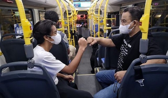 Anies Baswedan ajak putranya, Ismail Hakim naik bus listrik di Jakarta.
