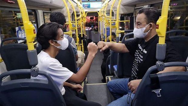 Anies Baswedan ajak putranya, Ismail Hakim naik bus listrik di Jakarta.