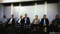 nies didampingi anggota Tim Delapan yang terdiri dari Dadang Dirgantara, Ketua DPP PKS Almuzzammil Yusuf, politikus NasDem Sugeng Suparwoto, Wakil Ketua Majelis Syura PKS Sohibul Iman, Sekjen Partai Demokrat Teuku Riefky, dan Sudirman Said.  