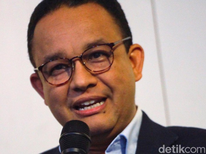 Anies Baswedan merespon isu usai Presiden Jokowi bilang akan cawe-cawe demi bangsa dan negara termasuk soal Pemilu 2024. Anies didampingi anggota Tim Delapan di Jalan Brawijaya X, Jakarta Selatan, Selasa (30/5/2023).