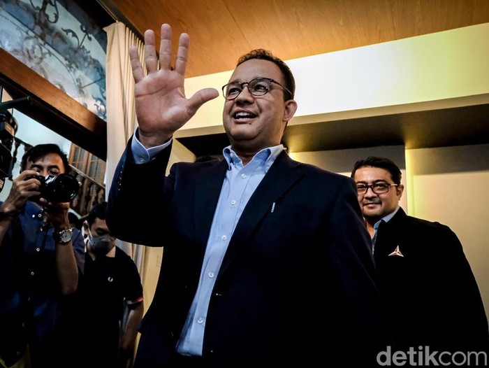 Anies Baswedan merespon isu usai Presiden Jokowi bilang akan cawe-cawe demi bangsa dan negara termasuk soal Pemilu 2024. Anies didampingi anggota Tim Delapan di Jalan Brawijaya X, Jakarta Selatan, Selasa (30/5/2023).