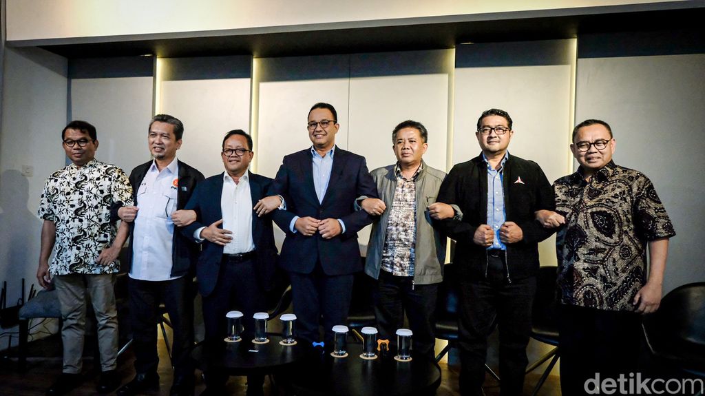 Anies Baswedan merespon isu usai Presiden Jokowi bilang akan cawe-cawe demi bangsa dan negara termasuk soal Pemilu 2024. Anies didampingi anggota Tim Delapan di Jalan Brawijaya X, Jakarta Selatan, Selasa (30/5/2023).