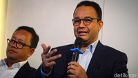 Anies Baswedan memberikan keterangan pers soal isu cawe-cawe di Sekretariat Perubahan, Jalan Brawijaya X, Jakarta Selatan, Selasa (30/5/2023).  