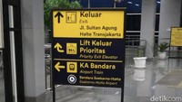 Menurutnya tarif kereta bandara akan turun. Namun, hal tersebut belum bisa dipastikan bahwa kapan tarifnya akan turun. Chelsea Olivia Daffa/Detikcom