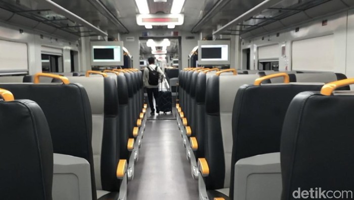 Asik.. Tarif Kereta Bandara Soetta Bakal Turun Nih Gaes Menhub Budi Karya Sumadi mengajak pemprov DKI Jakarta untuk menurunkan tarif kereta bandara Soekarno Hatta. Namun, tarif tersebut belum dipastikan kapan akan turun.