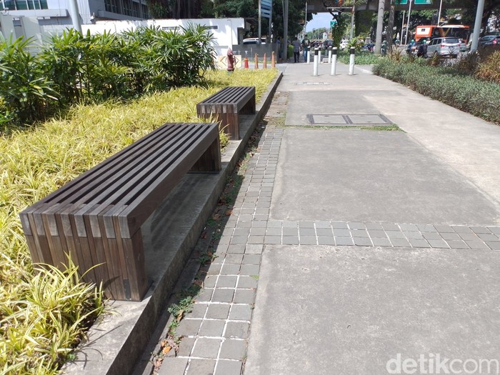 Bangku trotoar di dekat pintu belakang Kedubes AS, Jl Kebon Sirih, Jakarta Pusat, 12 April 2023. (Arief Ikhsanudin/detikcom)