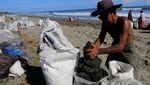 Tuai Cuan dari Limbah Batu Bara yang Cemari Pantai di Aceh