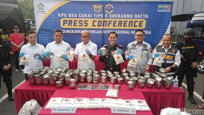 Bea Cukai Bandara Soekano-Hatta gagalkan penyelundupan sabu 12 kg yang disimpan di dalam mangkul (Adrial/detikcom)