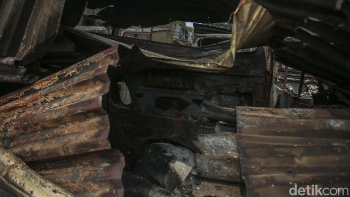 Belasan Bajaj Hangus Terbakar di Duren Sawit Belasan bajaj jadi korban kebakaran di Duren Sawit, Jakarta. Bajaj-bajaj tersebut tampak hangus.