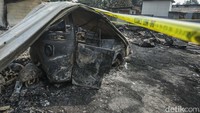 Garis polisi juga melintang di lokasi bajaj-bajaj ini terbakar.  