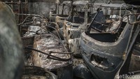 Belasan bajaj hangus usai terbakar di Duren Sawit, Jakarta, Selasa (30/5/2023).  