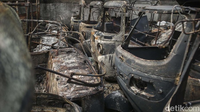 Belasan Bajaj Hangus Terbakar di Duren Sawit Belasan bajaj jadi korban kebakaran di Duren Sawit, Jakarta. Bajaj-bajaj tersebut tampak hangus.