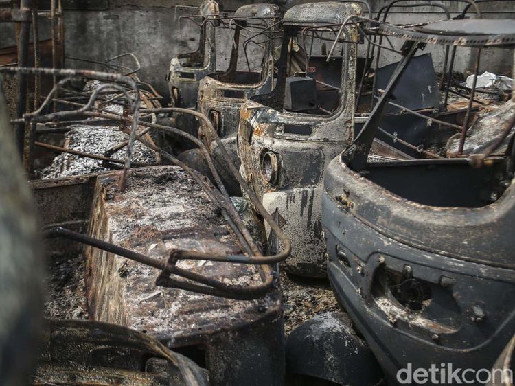Belasan Bajaj Hangus Terbakar di Duren Sawit