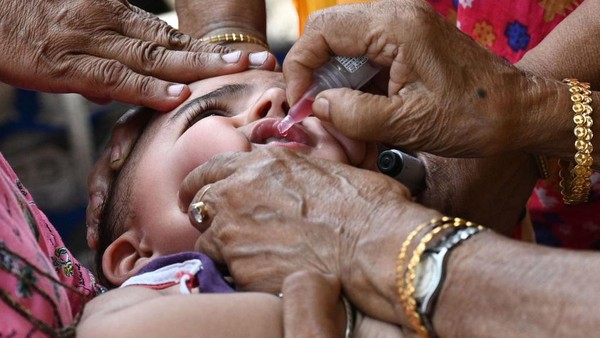 Cegah Polio, Anak-anak di India Diberi Vaksin