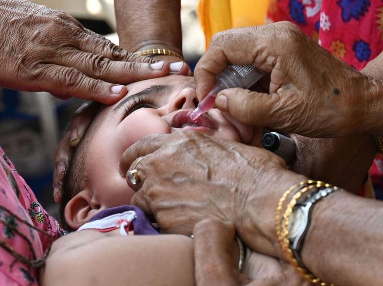 Cegah Polio, Anak-anak di India Diberi Vaksin