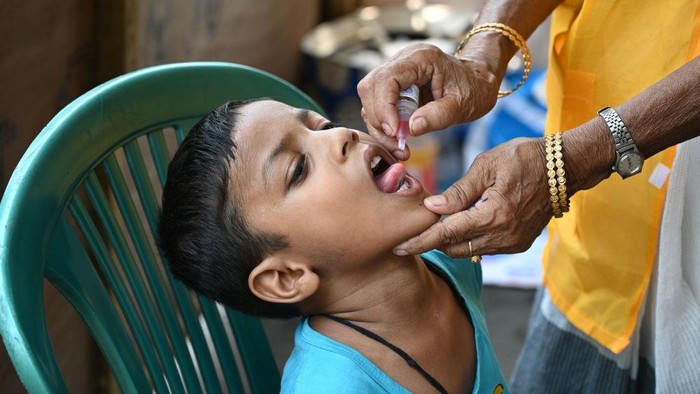 Anak-anak di berbagai daerah di India melakukan vaksin polio oral. Hal tersebut untuk mencegah terjadinya kasus penyakit polio.