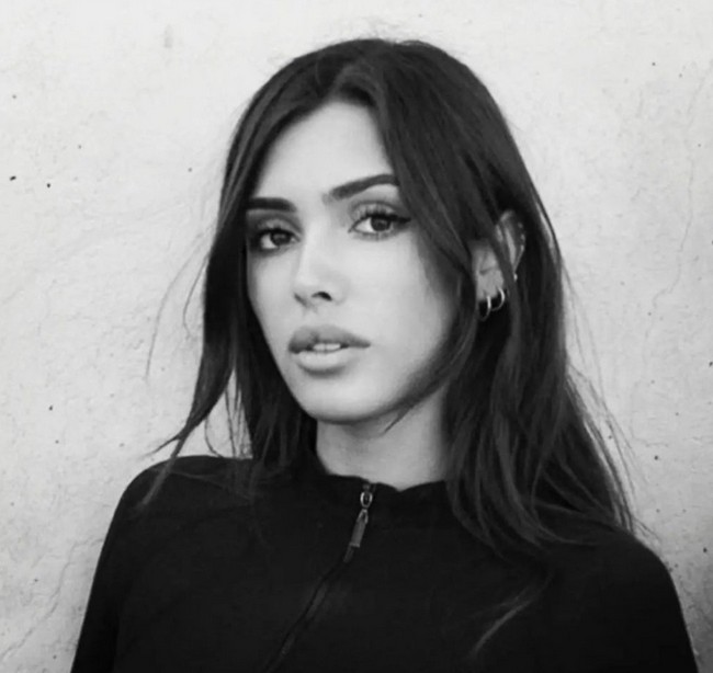 Inilah potret lama Bianca yang disebut mirip dengan mantan istri Kanye West, Kim Kardashian. Foto: dok. Instagram/@bianca.censori_official