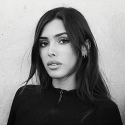 Bianca Censori Posting Foto-foto Seksi, Ngaku Akunnya Dibajak