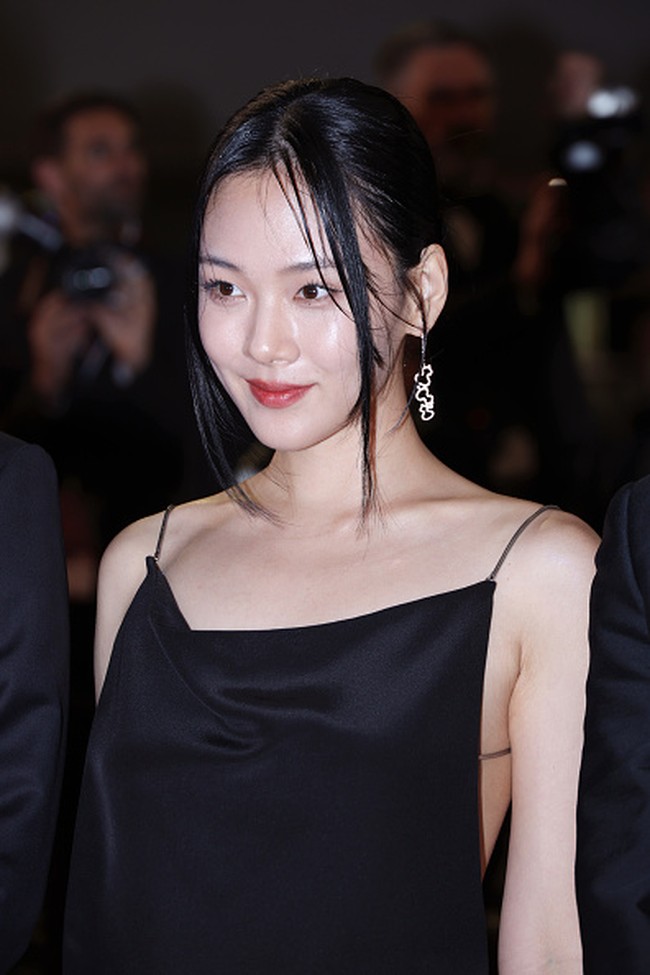 BIBI hadir bersama Song Joong Ki di Festival Film Cannes untuk pemutaran perdana film Hopeless. Pelantun The Weekend itu tampil seksi memakai backless dress berwarna hitam yang mengekspos bagian payudaranya. Foto: Getty Images/Pascal Le Segretain
