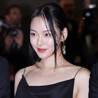 BIBI hadir bersama Song Joong Ki di Festival Film Cannes untuk pemutaran perdana film Hopeless. Pelantun The Weekend itu tampil seksi memakai backless dress berwarna hitam yang mengekspos bagian payudaranya. Foto: Getty Images/Pascal Le Segretain