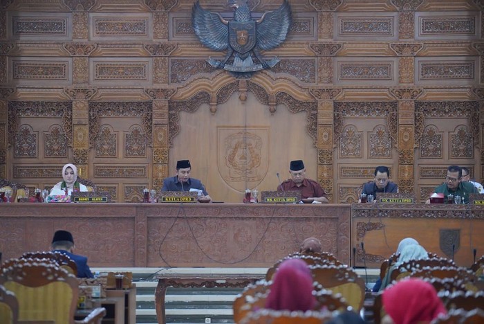 Bupati Klaten Sri Mulyani saat menyampaikan Raperda laporan nota keuangan pertanggungjawaban pelaksanaan APBD 2022.